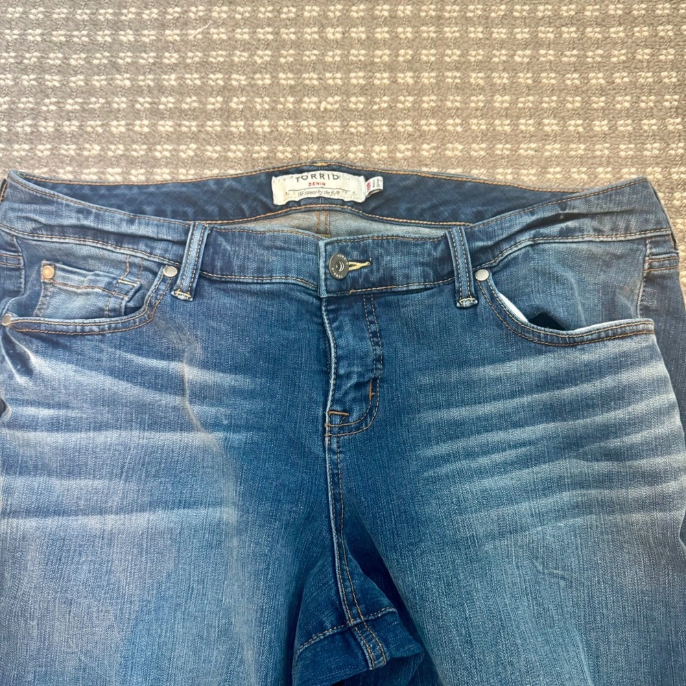 Torrid plus size jeans denim 18R 30 inseam. Distressed,‎ straight leg - Picture 7 of 7